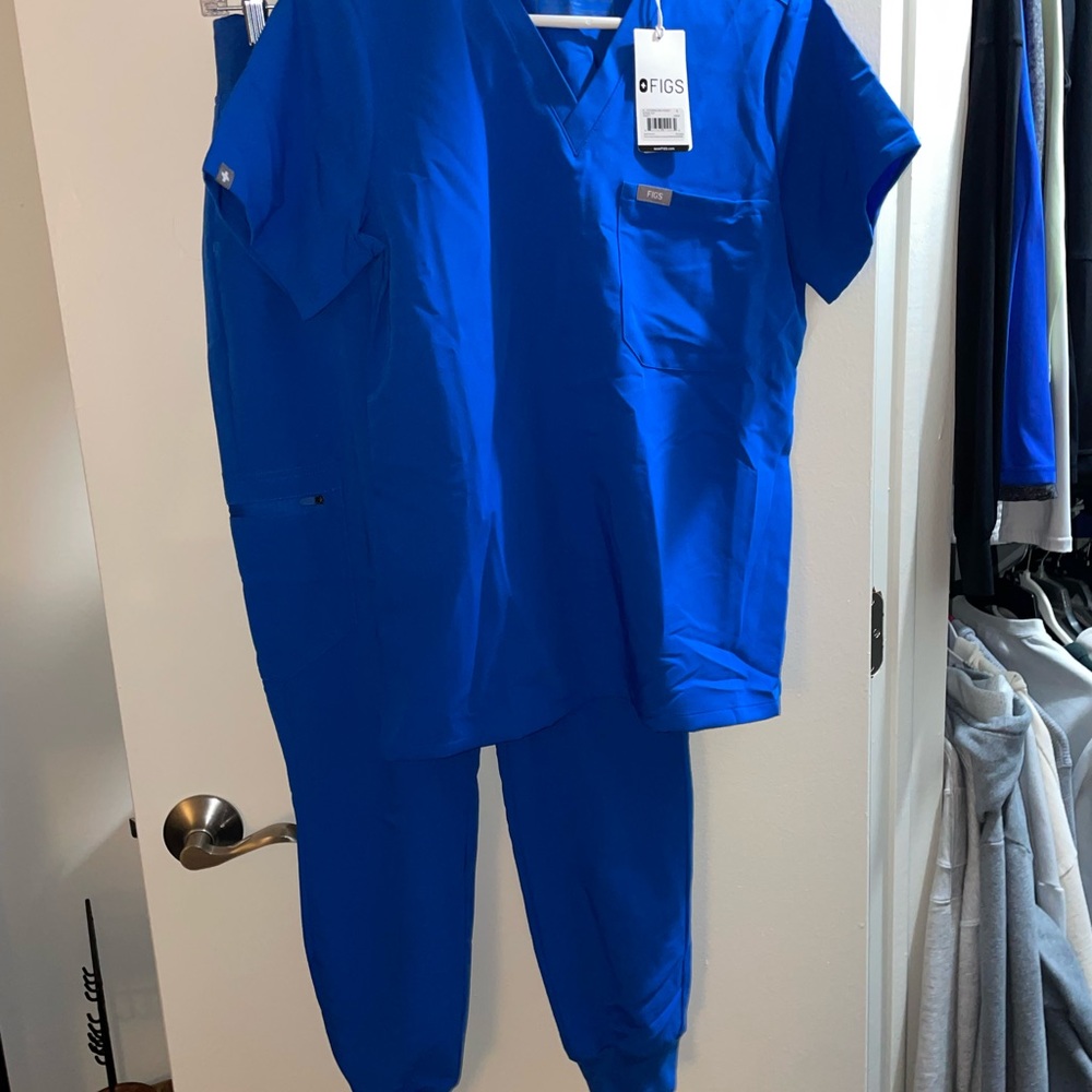 Figs women’s scrub top and bottom set small